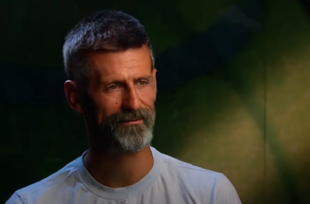 Novak baš omatorio tokom pauze! Sa novim imidžom napada Australijan open! (VIDEO)