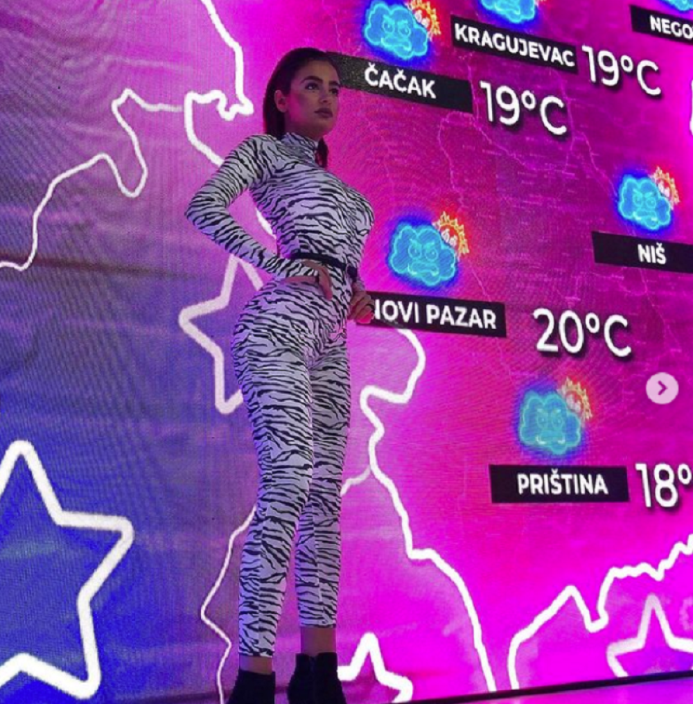 Skinula se voditeljka vremenske prognoze: Crvenom čipkom izazvala erupciju kometara! (FOTO/VIDEO)
