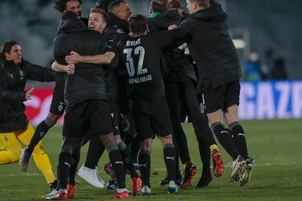 Igrači Borusije odmah posle svog meča se okupili oko tableta, a završna reakcija govori sve! (VIDEO)