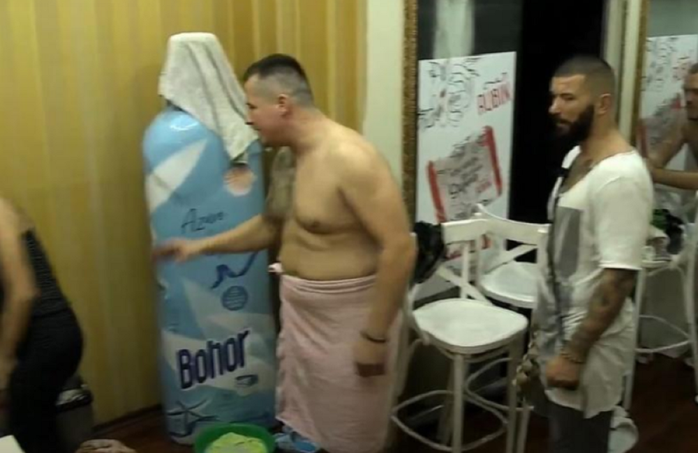 Žestok obračun bivših ljubavnika u kupatilu, nju niko nije mogao da smiri (FOTO/VIDEO)