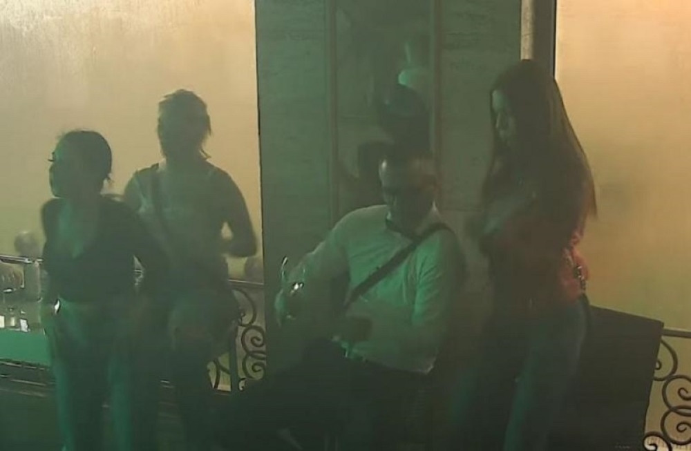 Njeno zmijsko telo zapalilo vilu: Muškarcima se digao pritisak na dvesta! (FOTO/VIDEO)