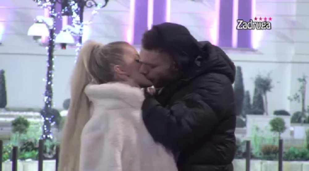 Sanja i Anđelo u vreloj akciji od koje se tresla cela soba, pokazali koliku su zaljubljeni (FOTO/VIDEO)