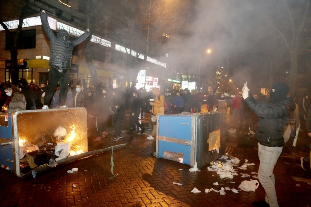 Haos na ulicama Tirane, policija upotrebila vodene topove! (VIDEO)