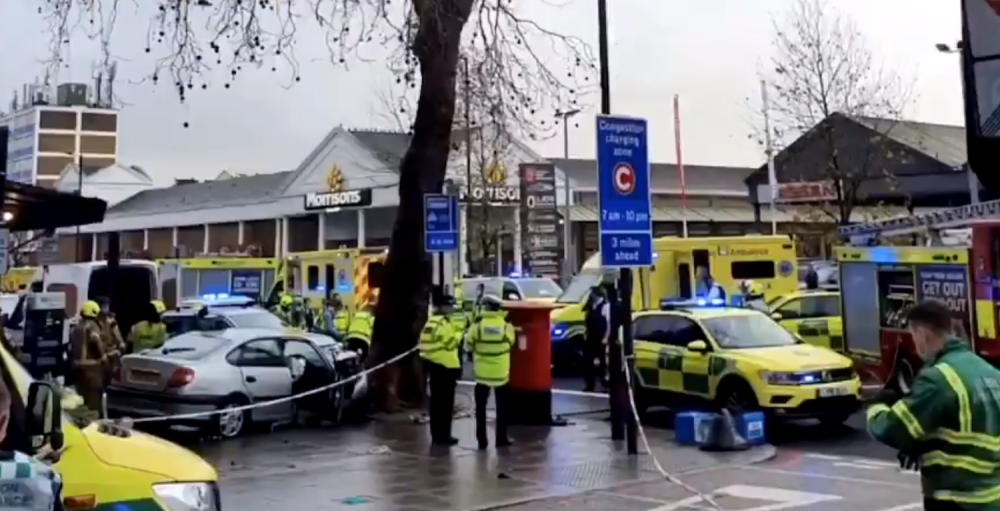 Auto uleteo među pešake!  (VIDEO)