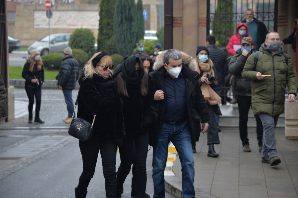 Džejeva ćerka jedva stoji na nogama od bola, a stigao je i on! (FOTO)