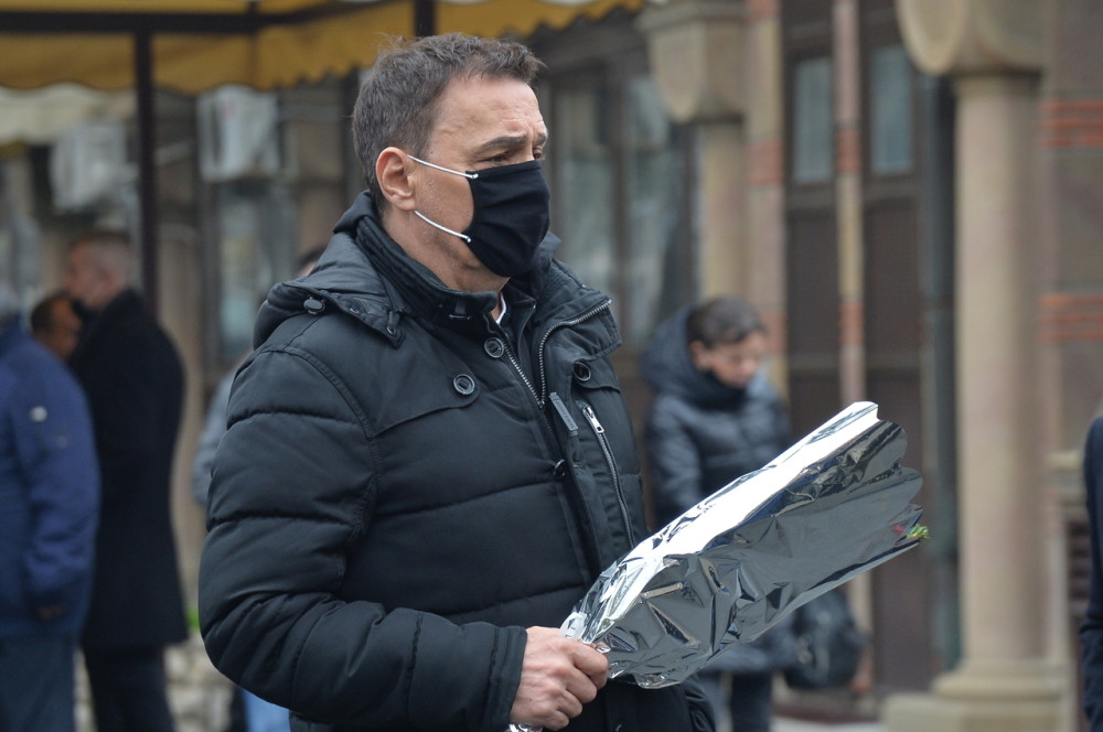 Pevač je na Džejevu sahranu stigao među prvima i uspeo je samo ovo da izusti (FOTO/VIDEO)