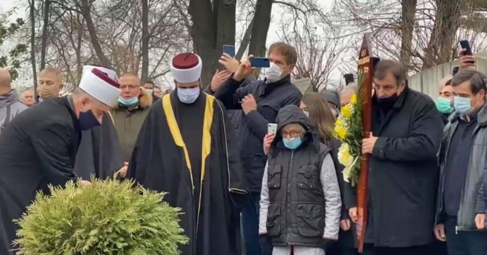 Kovčeg Džeja položen u grob: Hodže se se svetim ritualom oprostile od legendarnog pevača (VIDEO)