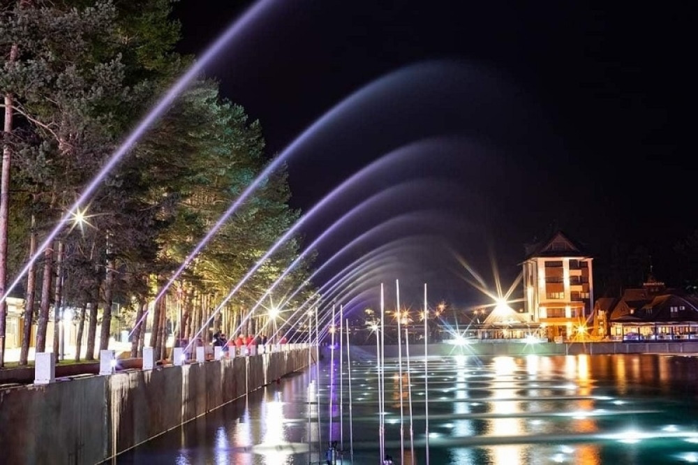 Centar Zlatibora dobio potpuno nov izgled – svetlosni snopovi, čista izvorska voda i podno grejanje na šetalištu (FOTO)