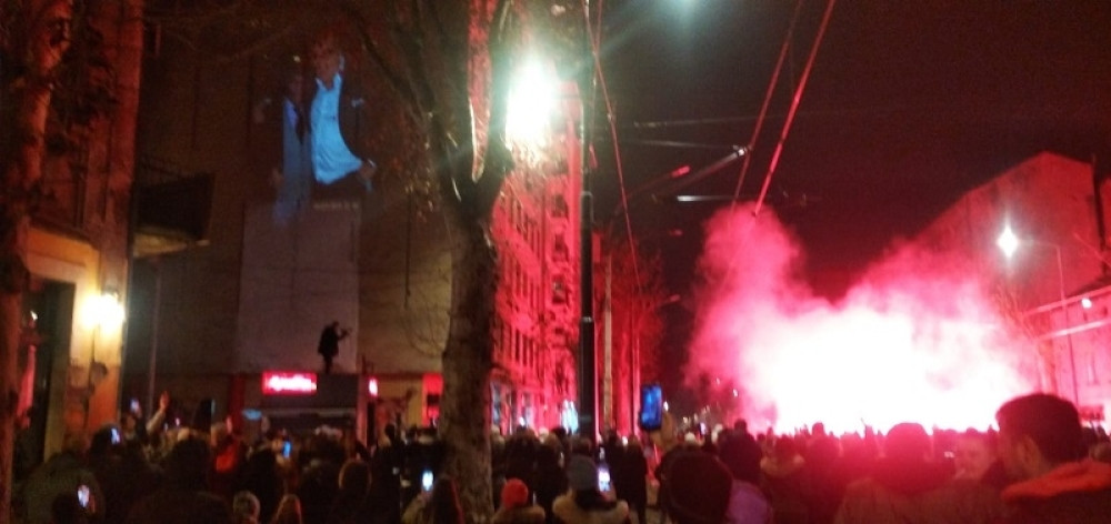 Umesto da se pokojnom Džeju oda poslednja čast oni su izabrali nasilje: Dečko nasrnuo na devojku, jedva ih razdvojili! (VIDEO)