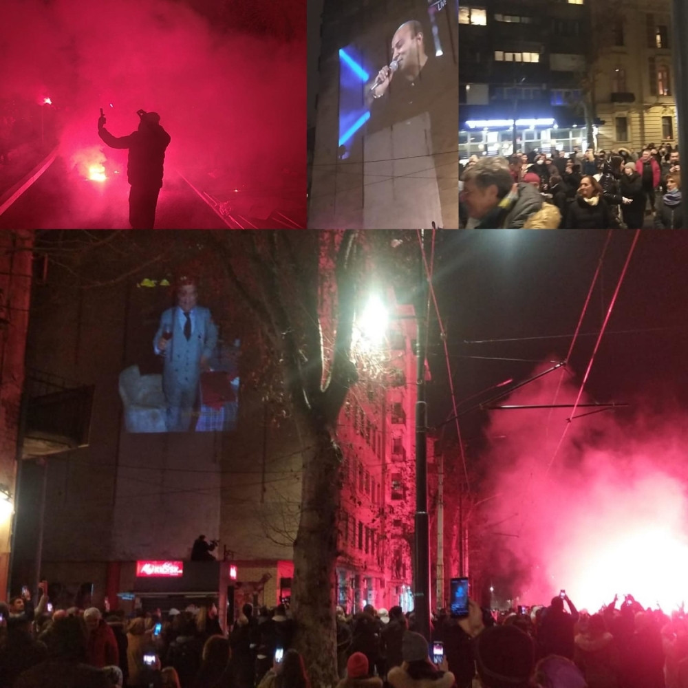 Spektakl na Dorćolu, okupljeni građani pevaju Džejove pesme dok se na fasadi zgrade smenjuju njegove fotografije! (VIDEO)