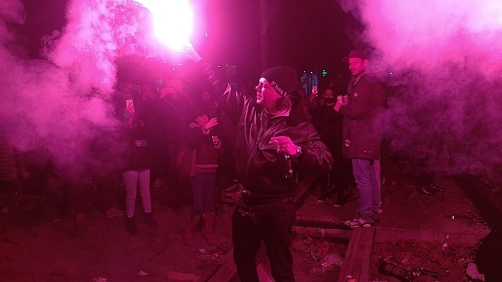 Pijani Đus se sa flašom i bakljom u ruci oprašta od svog dugogodišnjeg prijatelja Džeja! (FOTO/VIDEO)