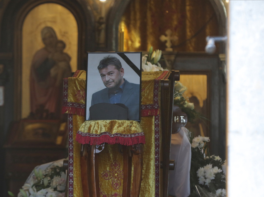 Porodica i prijatelji se opraštaju od velikog Tihomira Arsića na Novom groblju! (FOTO)