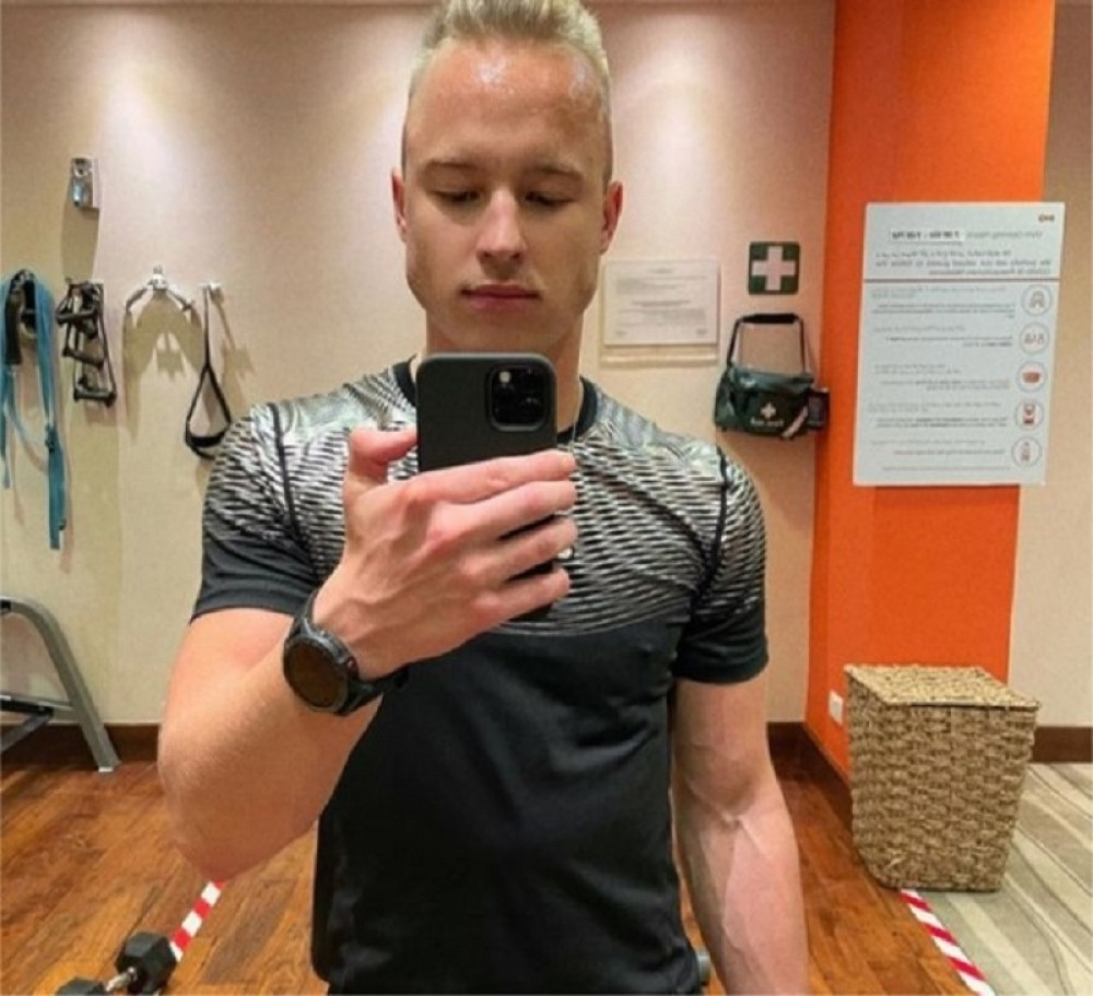 Hvatao devojku za grudi na zadnjem sedištu (VIDEO)