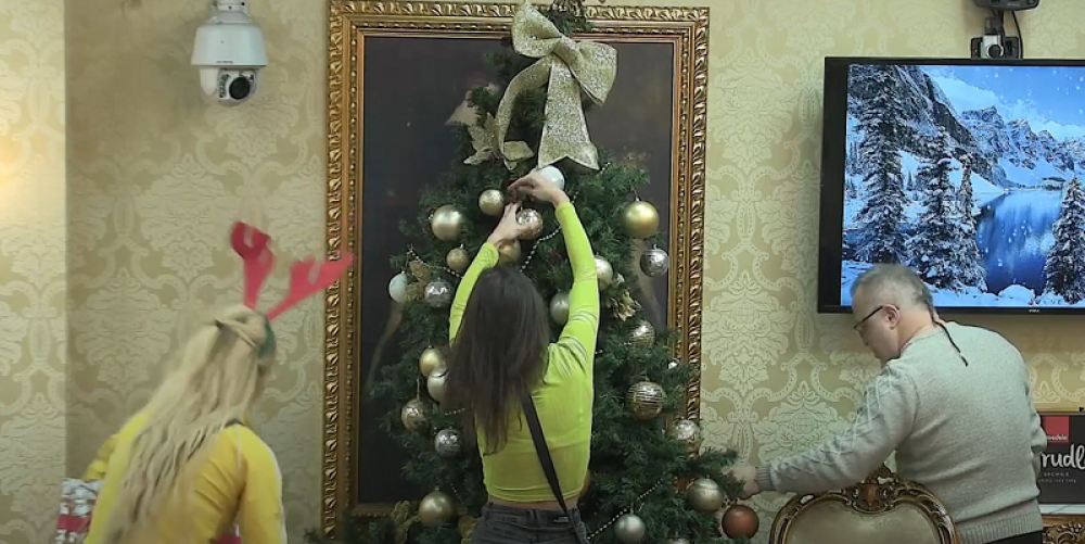 Učesnici "Parova" se spremaju za jubilej, novogodišnji ukrasi sijaju, sve pršti od luksuza (VIDEO)