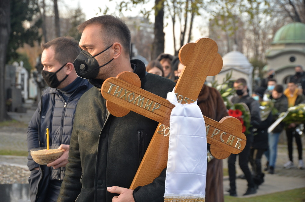 Pesma ''Tamo daleko'' dotukla sve prisutne, a ovaj detalj na kovčegu svima je privukao pažnju! (FOTO/VIDEO)