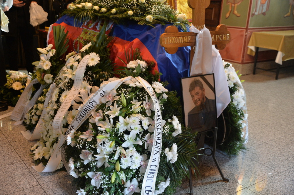 Vidno potresena Bilja Krstić se poslednji put oprostila od Tike Arsića! (FOTO/VIDEO)