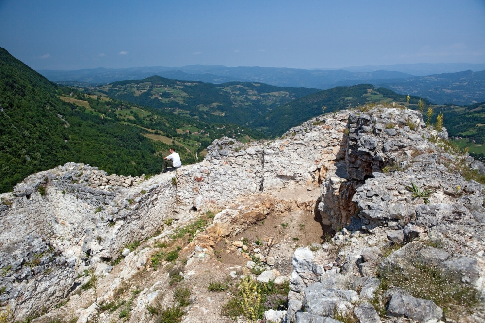 Misteriozni grad na vrhu litice kod Bajine Bašte: Solutnik čuva tajne, a sa njega pogled puca skoro na pola Bosne (FOTO)