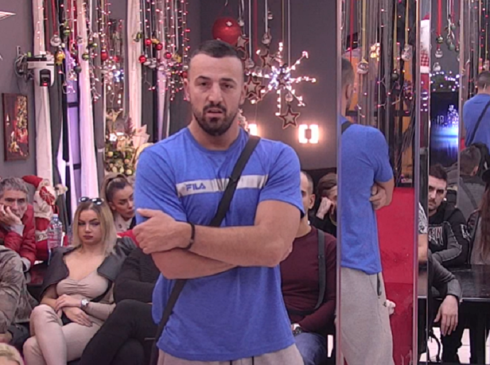 Tomović u zagrljaju ove zadrugarke, ona mu ne izbija iz krila, ukućani zatečeni scenom! (FOTO/VIDEO)