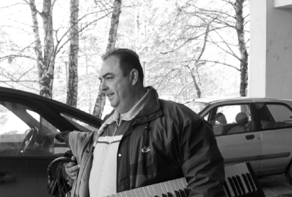 Darkova majka slomljena zbog smrti muža, pevač je uz nju sve vreme! (VIDEO)