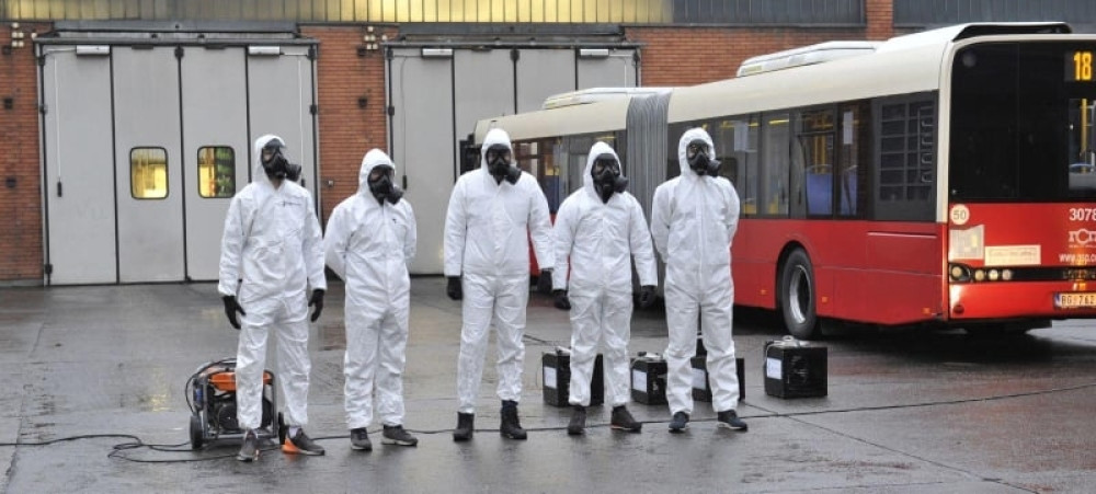 Timovi sa maskama i skafanderima ulaze u vozila gradskog prevoza (FOTO)