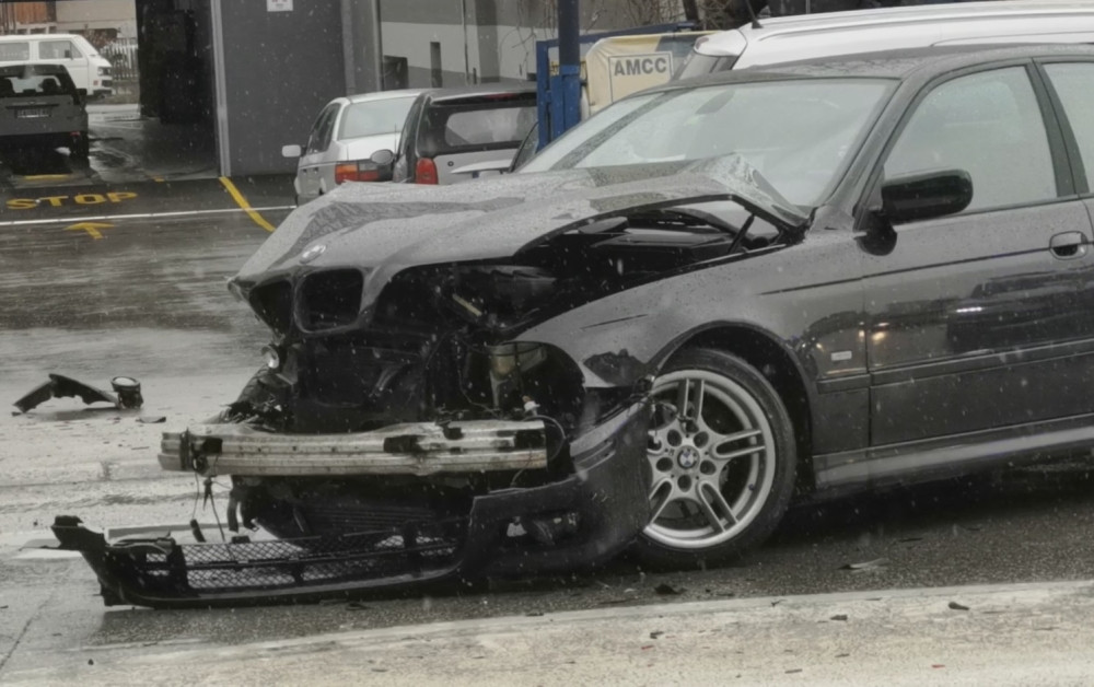 Vozač izgubio kontrolu nad automobilom, udario u zaštitnu ogradu i prevrnuo se na krov