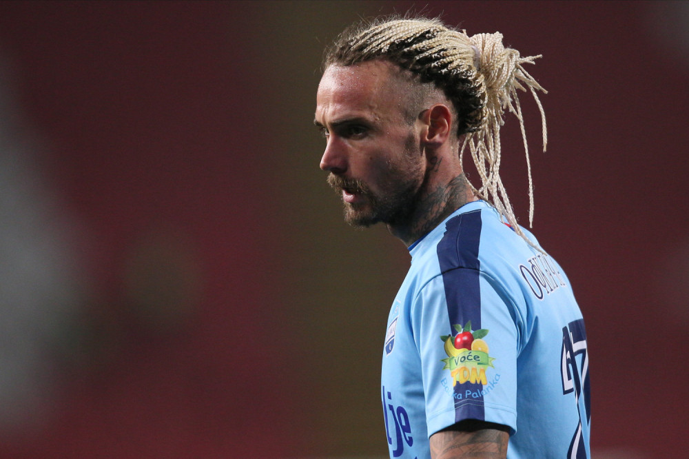 Oduševljava svojim frizurama, ima oko 70 tetovaža, zanimljiv hobi i ogromnu ljubav prema psima! (FOTO)