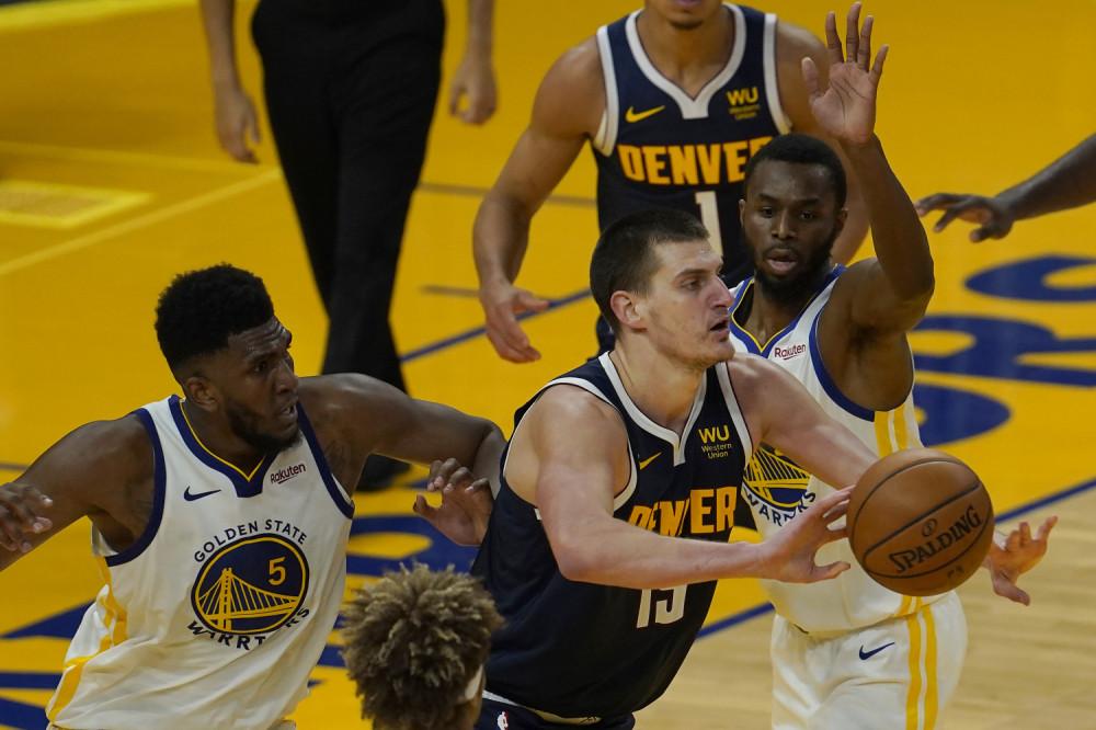 Igrače Denvera dočekao je sneg, a onda je Nikola uzeo lopatu i...(VIDEO)