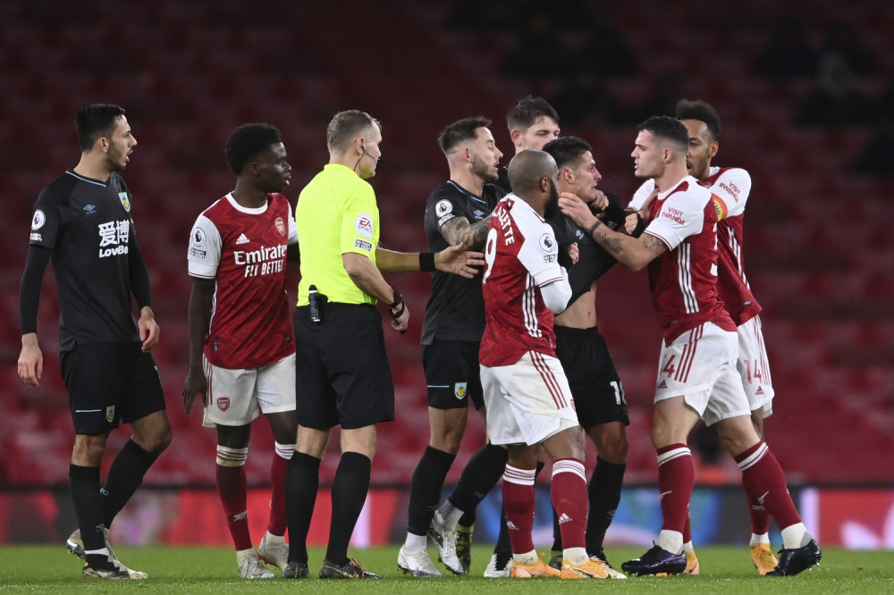 Davio protivnika pred sudijom i zaradio crveni karton (FOTO, VIDEO)