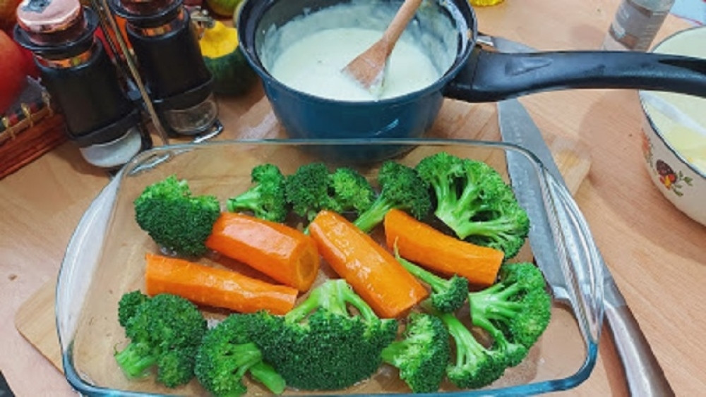 Brz i ukusan obrok: Brokoli u bešamel sosu zapečen u rerni (VIDEO)