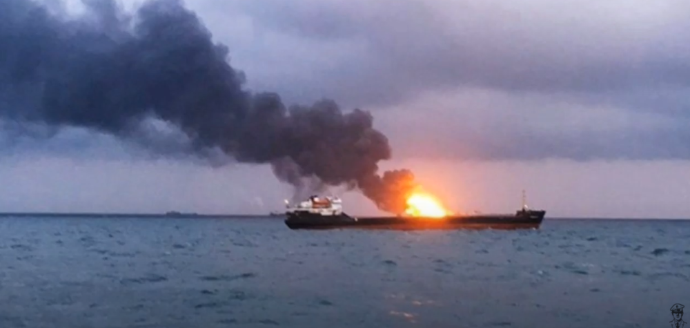 Eksplozija odjeknula ispred luke, delovi broda odleteli u vazduh! (VIDEO)