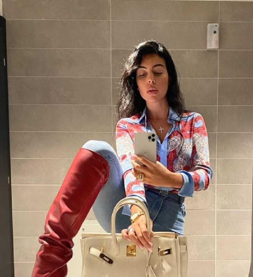 Georgina u čipkastom donjem vešu pozirala uz božićno drvo! (FOTO)