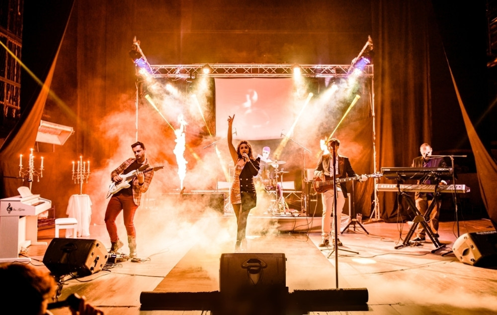 Praznični spektakl Ilme Karahmet: Mlada zvezda poklanja koncert publici