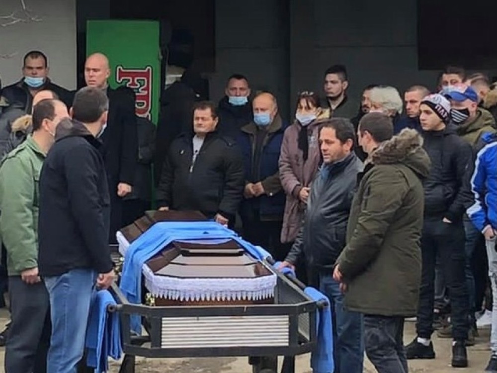 U pratnji Milanove harmonike prijatelji, rodbina i kolege oprostiće se od oca Darka Lazića