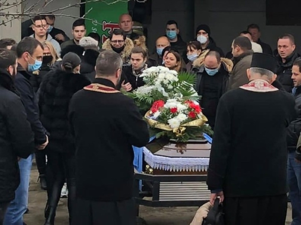 Darko Lazić nemo stoji tik pored očevog kovčega, supruga Branka jedva stoji na nogama, a ova starica zapomaže na sav glas! (FOTO)