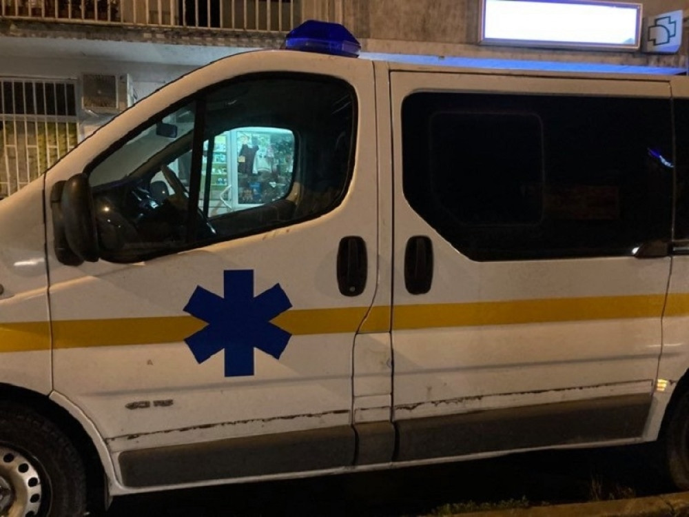 Ranjenog momka ostavili ispred kuće