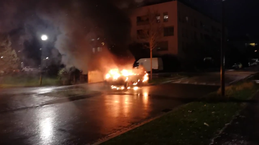 Zapalili vojna vozila, bacali vatromet na policiju, palili školu! (VIDEO/FOTO)