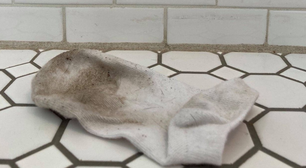 Ćerka je odbijala da skloni prljavu čarapu, trik njene majke će vas oduševiti! (FOTO)