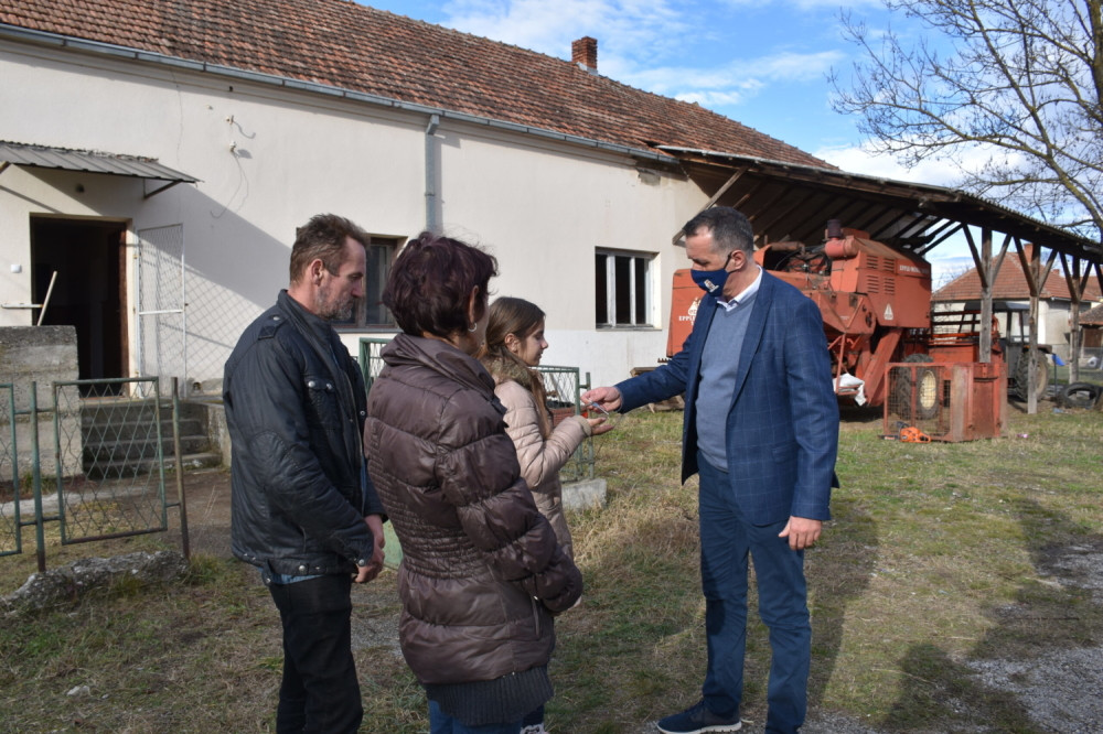 Veliki novogodišnji poklon siromašnoj porodici Vučković iz Bumbarevog Brda kod Knića