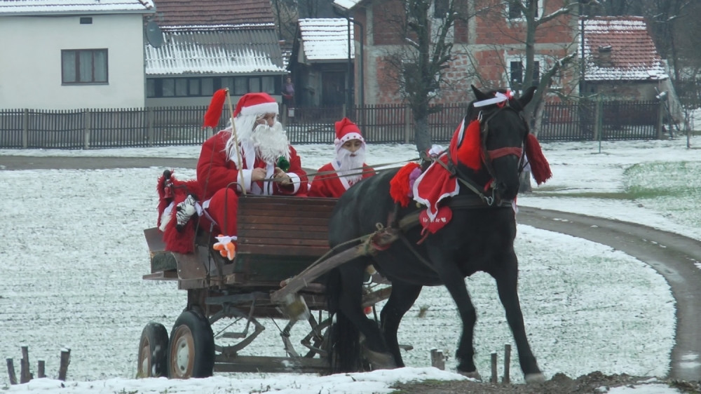 Srpski Deda Mraz stigao fijakerom sa planine Jelice i oduševio seoske mališane