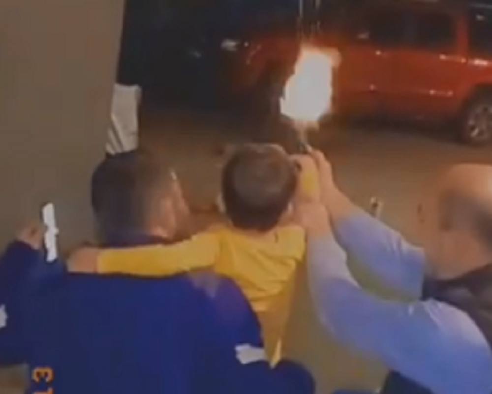 Trogodišnje dete puca iz pištolja, a evo šta otac radi! (VIDEO)