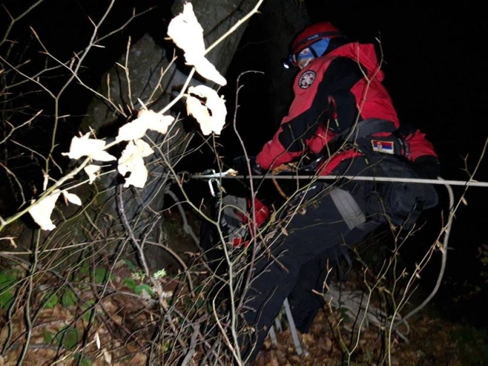 Spasioci uočili izgubljenu ženu, povređenu je voze prema BOLNICI (FOTO)