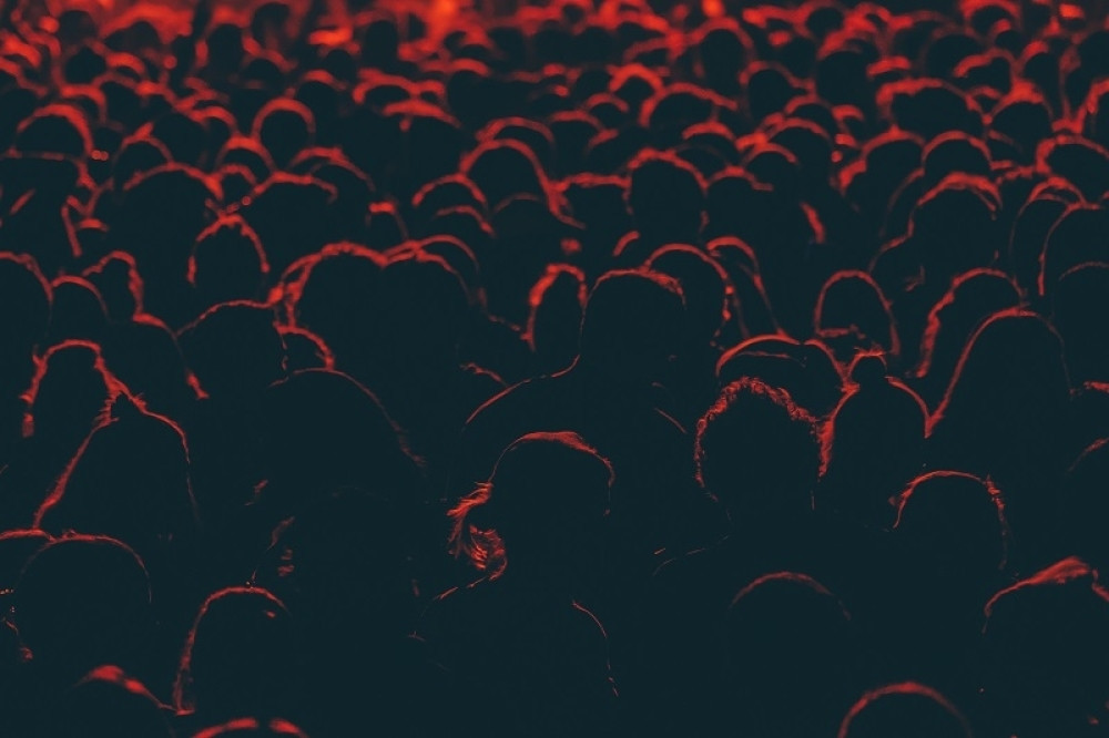 Policija prekinula rejv žurku na kojoj je bilo  2.500 ljudi!