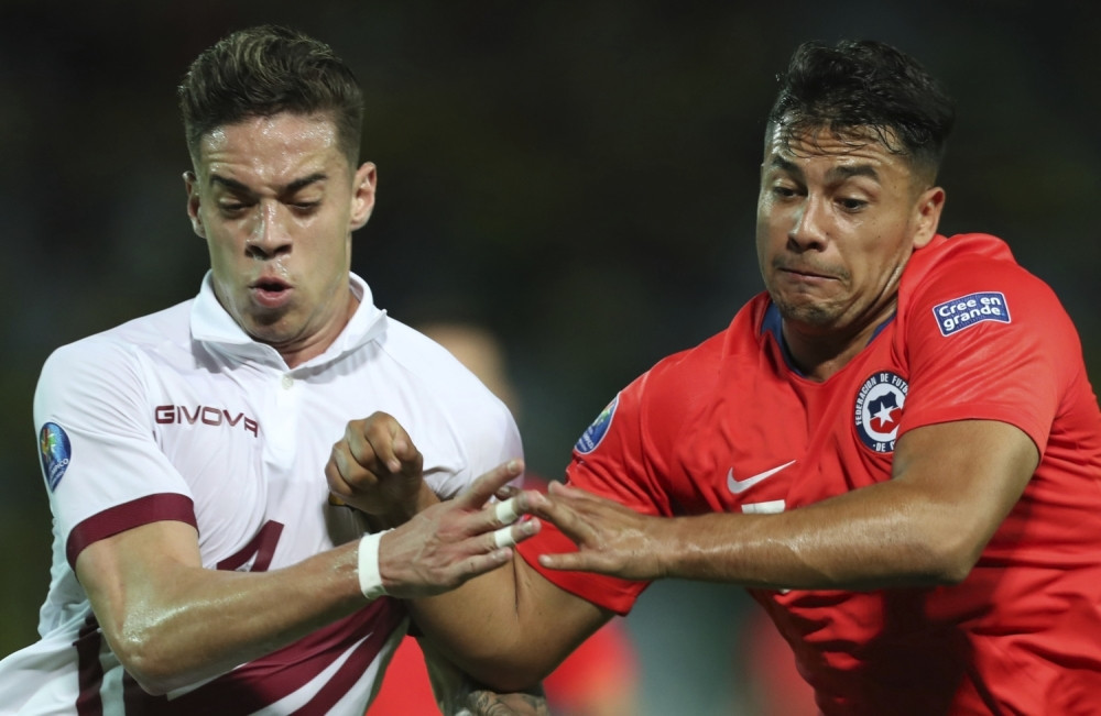 Fudbaler Malage i njegova devojka snimcima iz diskoteke razbesneli javnost! (VIDEO)