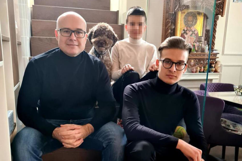 Gradonačelnik Novog Sada se slikao sa sinovima, a onda čestitao praznik svima koji slave