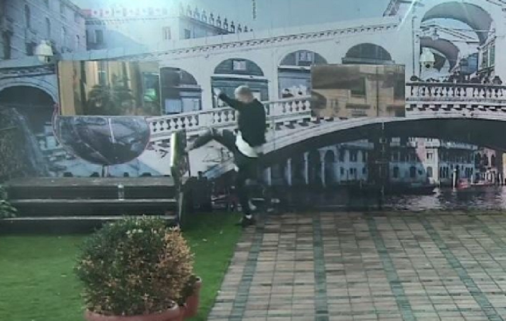 Učesnik Parova unezveren histerisao po imanju, počeo da uništava sve pred sobom, obezbeđenje moralo da reaguje! (FOTO/VIDEO)