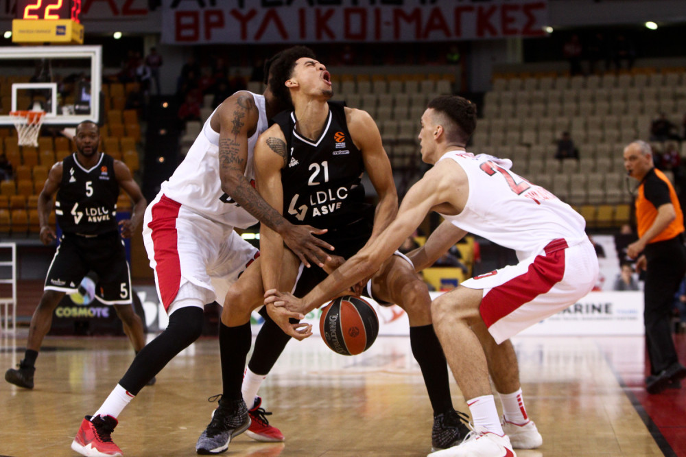 Muk u NBA dvorani! Srbin glavom krenuo na koleno, doživeo potres mozga, a onda iznenadio i trenera sledećim potezom