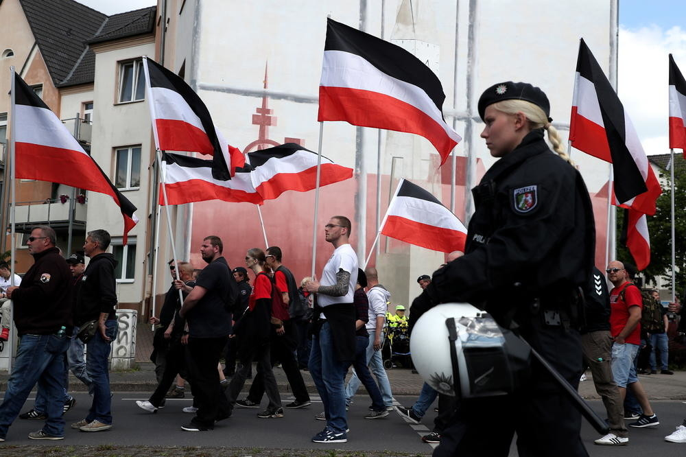 Korona ujedinila desničare i huligane! (VIDEO)