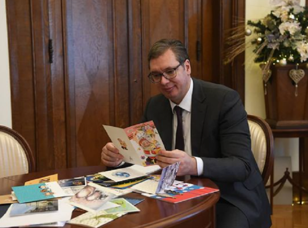 Predsednik Vučić čitao pristigle čestitke za Novu godinu, pa objavio ovo