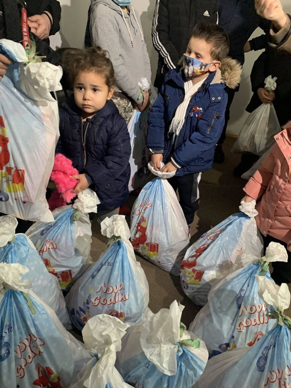 Kancelarija za KiM tradicionalno deli praznične paketiće deci u južnoj pokrajini
