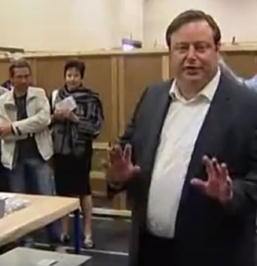 Gradonačelnik Antverpena bez pantalona tokom TV intervjua